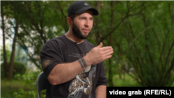 Український військовий Євгеній «Хамзат» Кравчук під час інтерв'ю Радіо Свобода. Київ, серпень 2025 року