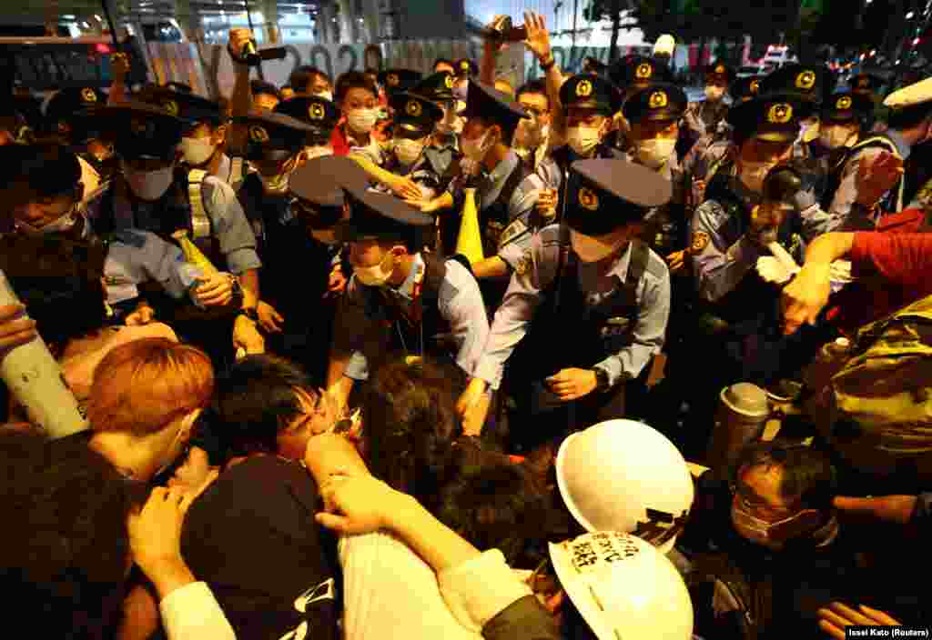 Сутычка пратэстоўцаў з паліцыяй перад стадыёнам. Удзельнікі дэманстрацыі выступаюць супраць правядзеньня гульняў ва ўмовах пандэміі.