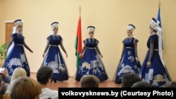 У Ваўкавыску перад прызыўнікамі выступілі навучэнцы мясцовага каледжу Горадзенскага дзяржаўнага ўнівэрсытэту імя Янкі Купалы. Фота мясцовага інфармацыйнага парталу «Наш час».