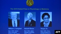 Нобель сыйылыгынын жаңы лауреаттары (солдон оңго) Уильям Кэмпбелл, Сатоси Омура жана Юю Ту.