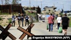 Люди переходять лінію розмежування поблизу Станиці Луганської, архівне фото