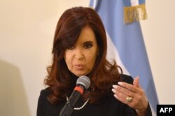 از بالا: آلبرتو نیسمان و کریستینا فرناندز د کیرشنر