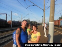 Дмитро Маркелов із дружиною і дочкою