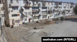 Aşgabadyň etrapçalarynyň birinde onlarça ýyllap ösüp oturan agaçlar çapylyp aýrylandan soň, tekizlenen ýer