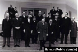 هویدا و اعضای کابینه‌اش هنگام ترک دفتر نخست‌وزیری