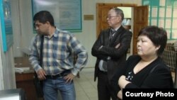 Сотқа келген екі тарап. Орал, 23 сәуір 2012 жыл. («Уральская неделя» сайтынан uralskweek.kz алынған сурет)