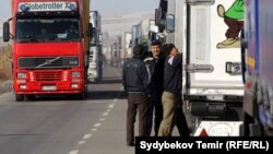 Водители грузовых машин на границе с Казахстаном.