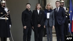 Președintele Zelenski, cu soția, la sosirea la Palatul Elysee din Paris, pe 1 decembrie 2025.