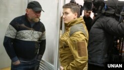 Народний депутат Надія Савченко (праворуч) спілкується з Володимиром Рубаном, керівником організації «Офіцерський корпус», під час судового засідання з обрання йому запобіжного заходу. Київ, 9 березня 2018 року