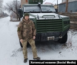 Ukrain derňewçileriniň 2024-nji ýylyň ýanwarynda rus esgeri tarapyndan jezalandyrylandygyny aýdýan ukrain esgeri Witaliý Hodnýuk.