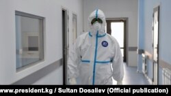 Президент Садыр Жапаров Улуттук госпиталдын коронавирустан дарылоочу бөлүмүндө.  Бишкек. 15-апрель, 2021-жыл.