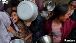 Палестинци чакат да получат храна, приготвена от благотворителна кухня в град Газа, 21 май 2025 г. 