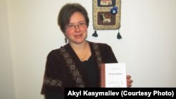 Иоланта Пясечна с книгой Чингиза Айтматова  «Детство» на польском языке. 5 февраля 2018 года.