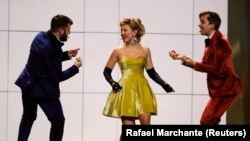 Mолдовани Do-Re-Dos гуруҳи тамсил этмоқда.