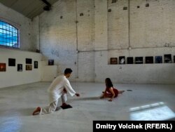 Один из залов выставки "Статичное кино" в Венеции