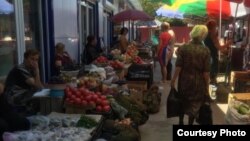 Цены на овощи и фрукты в Ленингоре в два раза выше, чем в Грузии. Цхинвальские торговцы покупают товар у ленингорцев и перепродают еще дороже.
Фото автора