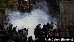 هزاران فلسطینی روز پنجشنبه در حالی که برخی از آنها پرچم فلسطین را در دست داشتند، با شادمانی وارد الاقصی شدند و برخی از آنها با نیروهای اسرائیلی درگیر شدند.