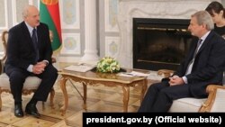 Президент Білорусі Олександр Лукашенко (л) зустрічався з єврокомісаром Йоганнесом Ганом в Мінську також 24 травня 2018 року