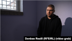 Станіслав Єрмаков виріс у Луганську, в 2014 році працював викладачем історії у Криму