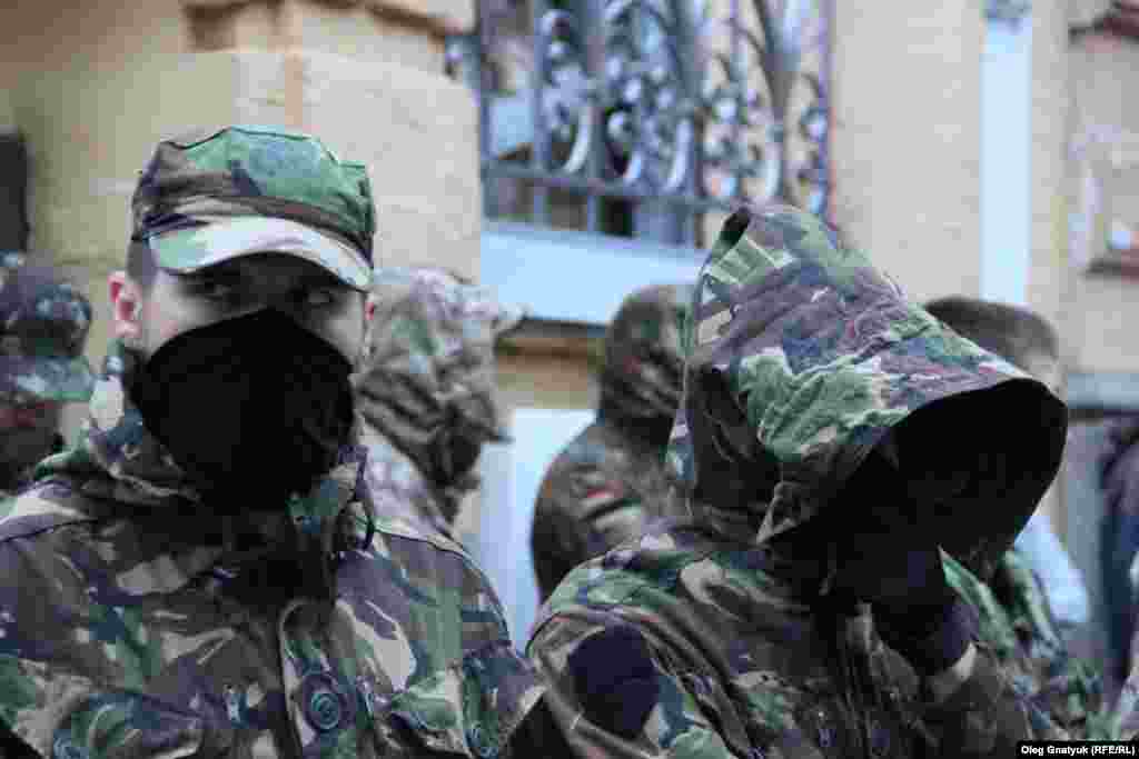 Частина добровольців ретельно ховає обличчя від камер