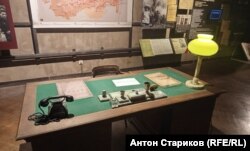 Стол с лежащей на нем папкой «Дело». За такими чекисты допрашивали «контрреволюционеров»