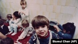 Djeca u sirotištu u Bukureštu provodila su vrijeme bez ogračaka, 1991.