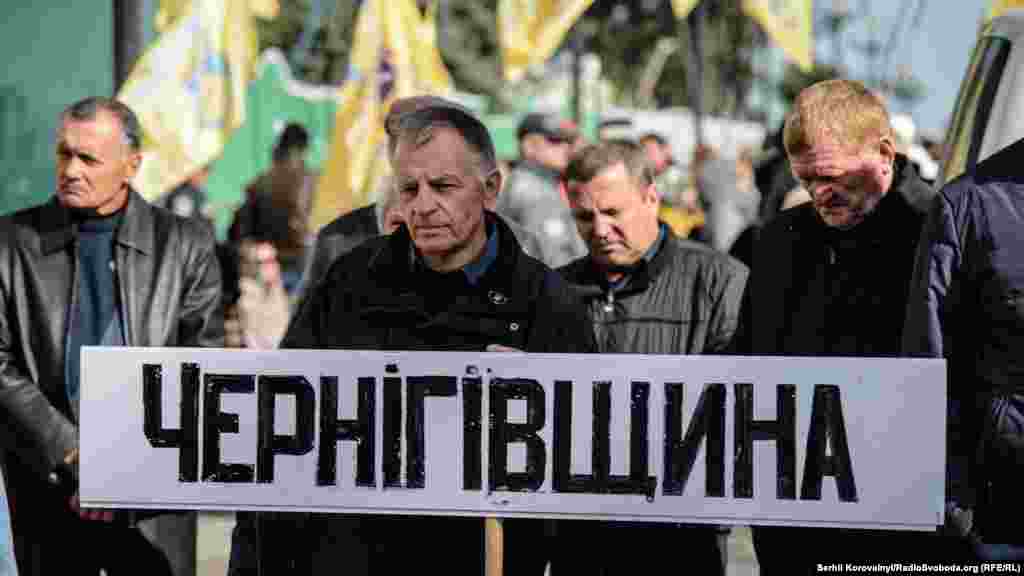 У Києві під Верховною Радою у четвер зібралися декілька десятків фермерів. Вони звертали увагу на проблеми на ринку землі, рейдерські захоплення фермерських господарств та відсутність розвитку сільського господарства. ​Під будівлю парламенту активісти притягнули теличку як символ фермерства.&nbsp;Київ, 8 жовтня 2015 року ДИВИТИСЬ ФОТОГАЛЕРЕЮ