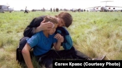 Поранений хлопчик, якого сфотографував Євген Кравс