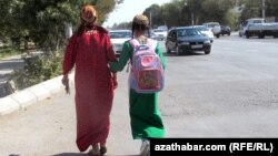 "Pul zerur bolsa, ene-atalaryň özleri bilen göni gürleşsinler, çagalarymyzy basyş astynda goýmasynlar”