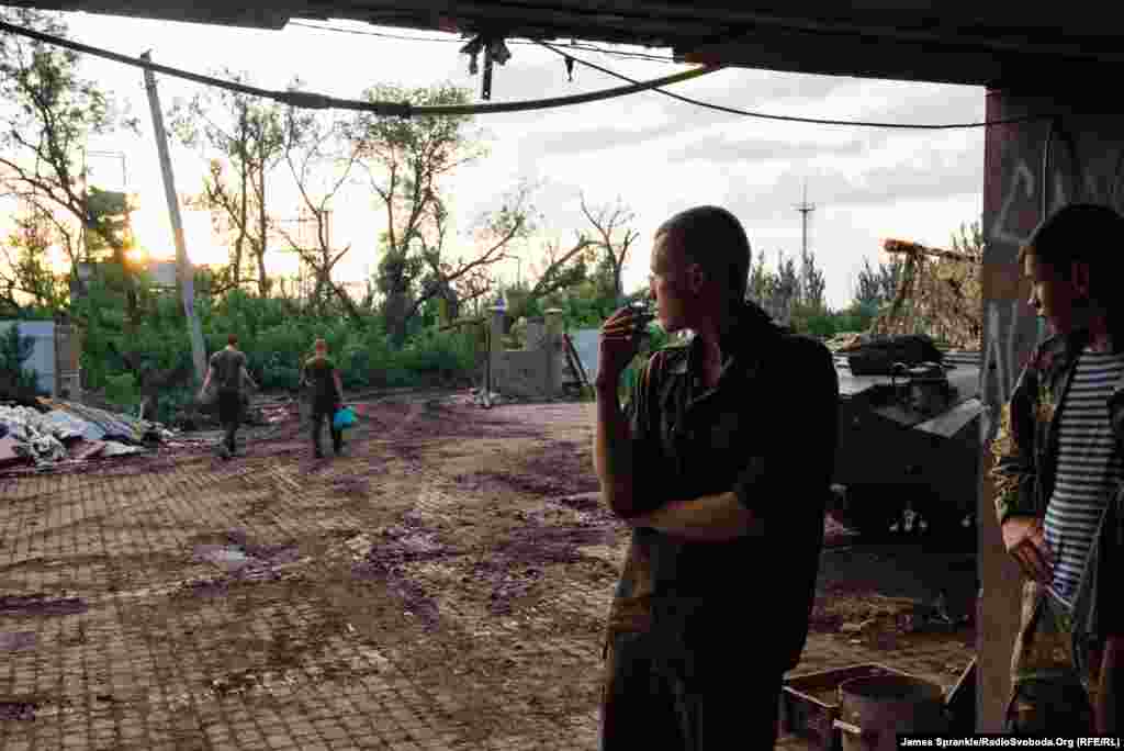 Бійці 93-ї бригади проводжають товаришів, які йдуть на потенційно смертельну прогулянку у місто&nbsp; &nbsp;