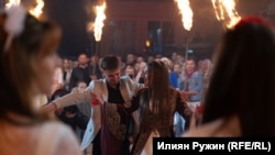 Танц на момчето и момичето в центъра на Рибново.