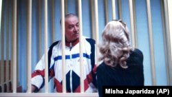 Սերգեյ Սկրիպալը մոսկովյան դատարանում զրուցում է իր փաստաբանի հետ, արխիվ
