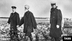 Петр Столыпин (уңда) басулар карап йөри, 1910 ел (архив фотосы) 