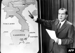 نیکسون در کنفرانسی خبری در تشریح ورود سربازان آمریکایی به کامبوج