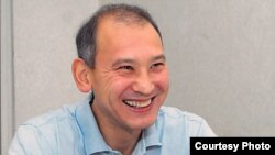 Арестованный бывший президент «Казатомпрома» Мухтар Джакишев дает интервью корреспонденту газеты «Время» в следственном изоляторе КНБ. Астана, июль 2009 года. Фото с сайта Time.kz  