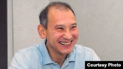 Арестованный бывший президент «Казатомпрома» Мухтар Джакишев дает интервью корреспонденту газеты «Время» в следственном изоляторе КНБ. Астана, июль 2009 года. Фото с сайта www.time.kz  