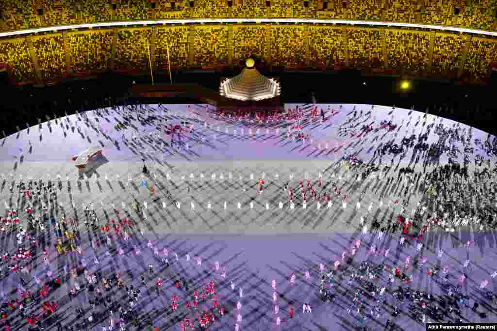 На стадыён уваходзяць спартоўцы.