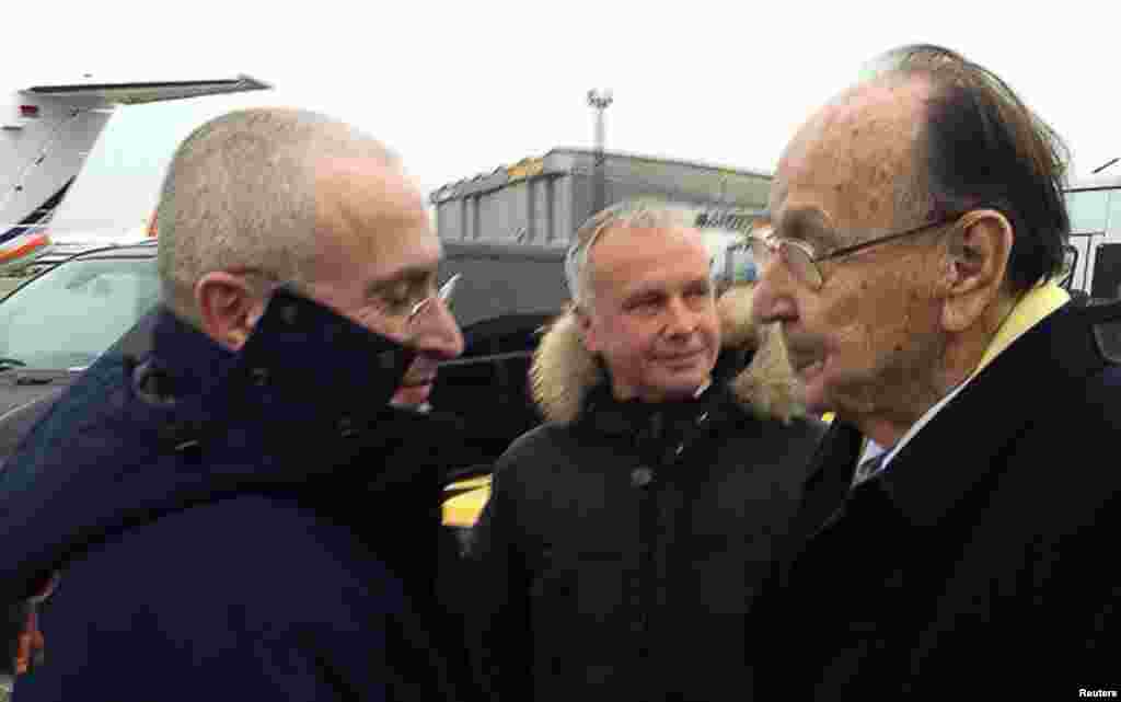 20 сьнежня Пуцін падпісаў дакумэнт пра памілаваньне Хадаркоўскага. У той жа дзень Хадаркоўскі выйшаў з калёніі і вылецеў у Бэрлін. Яго сустракаў былы міністар замежных справаў Нямеччыны Ганс-Дытрых Геншэр