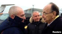Былы міністар замежных спраў Нямеччыны Ганс-Дытрых Геншэр (справа) сустракае Міхаіла Хадаркоўскага ў аэрапорце.