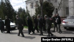 Имам-Ата конушунун тургундары. Ош, 2-апрель, 2013.    