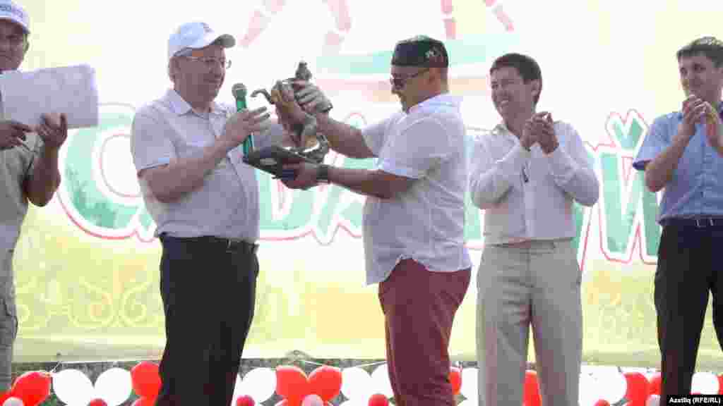 Ат чабышында җиңүчегә чабышкы ат символы