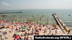 Сотні відпочивальників змушені тіснитися ніби на вільній від шезлонгів зоні