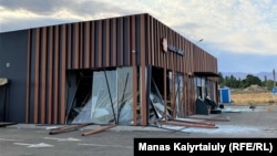 Курал-жарак кампасындагы жарылуунун эпкини жакын жайгашкан май куюучу бекетти талкалап кеткен. Жамбыл облусу, Казакстан. 27-август, 2021-жыл.  