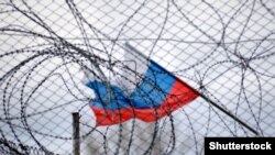 Расейскі сьцяг за калючым дротам. Ілюстрацыйнае фота