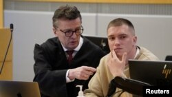 Андрей Медведев (справа) в суде