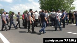 Կաթ արտադրողները, որպես բողոքի նշան, կարճ ժամանակով փակեցին Երևան-Սևան մայրուղին, 25-ը հունիսի, 2018 թ․ 