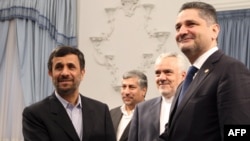 تیگران سرکیسیان (چپ) در دیدار با محمود احمدی نژاد در تهران