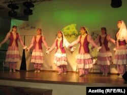 Сәхнәдә - "Сәйлән" төркеме биючеләре