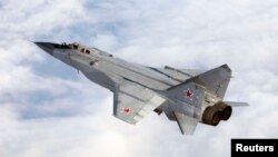 По данным МИД, три российских истребителя МиГ-31 без разрешения вошли в воздушное пространство Эстонии над Финским заливом.