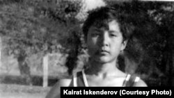 Мен апам тигип берген кызыл майканы кийип турам. 1990-жыл